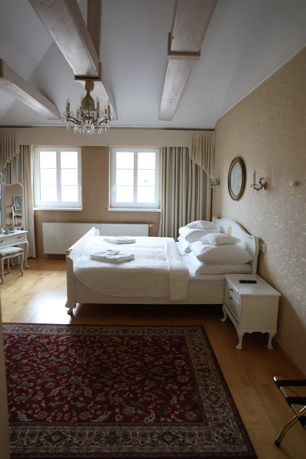 Bojnicky-Vinny-Dom-Hotel-Bojnice-Ubytovanie-v-Bojniciach-Deluxe-izba-Tokaj-1