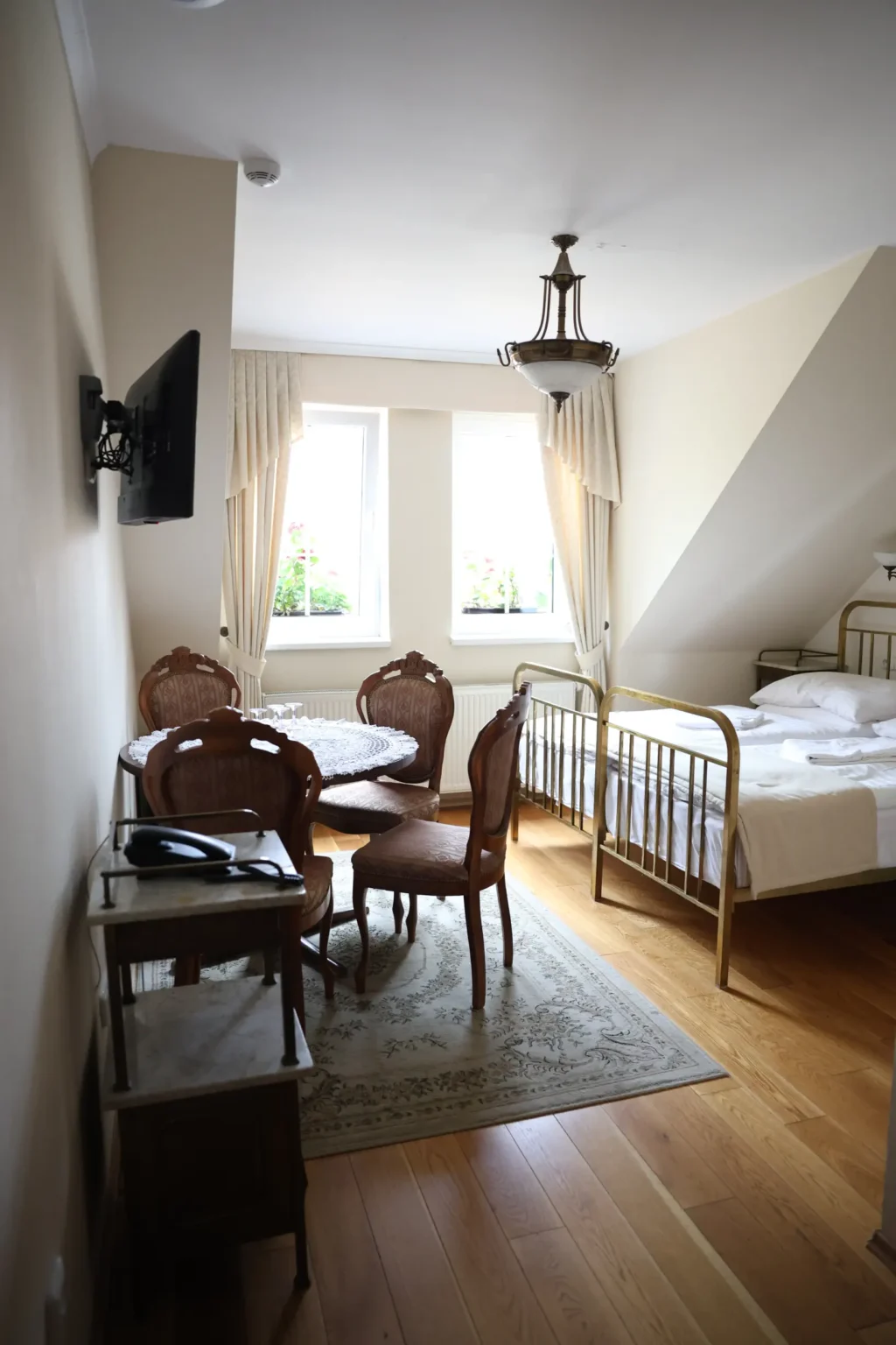 Bojnicky-Vinny-Dom-Hotel-Bojnice-Ubytovanie-v-Bojniciach-Suita-Devin-s-Balkonom-2