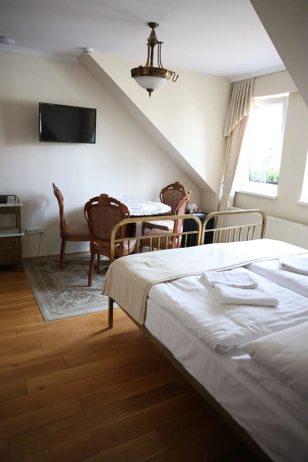 Bojnicky-Vinny-Dom-Hotel-Bojnice-Ubytovanie-v-Bojniciach-Suita-Devin-s-Balkonom-3