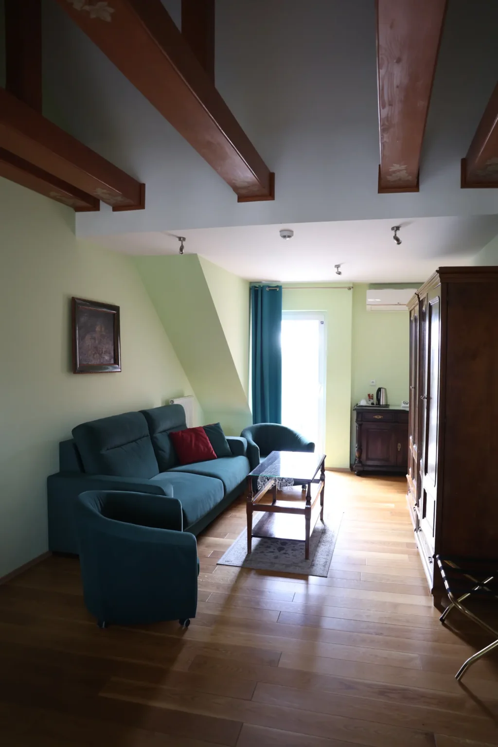 Bojnicky-Vinny-Dom-Hotel-Bojnice-Ubytovanie-v-Bojniciach-Suita-Devin-s-Balkonom-5