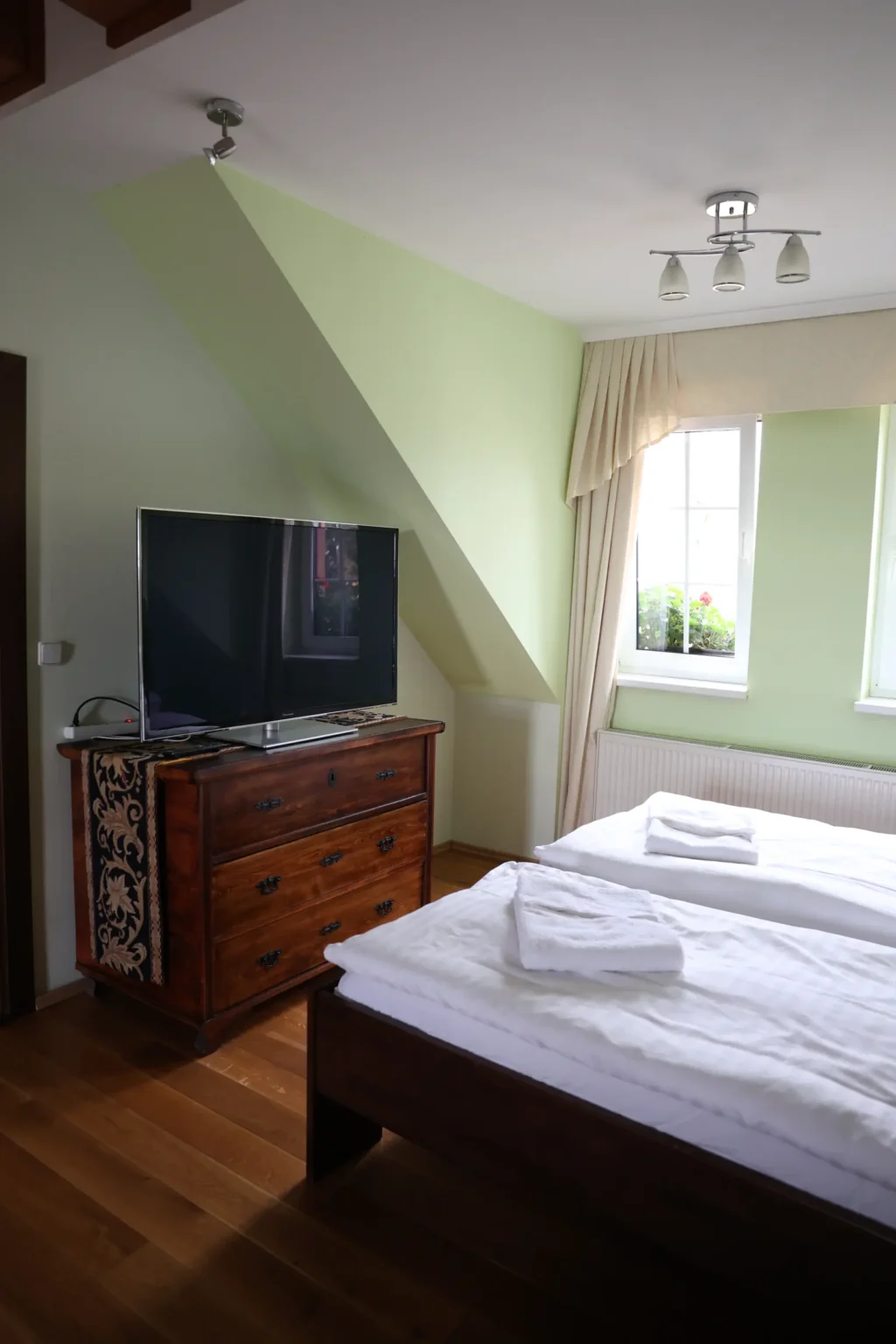 Bojnicky-Vinny-Dom-Hotel-Bojnice-Ubytovanie-v-Bojniciach-Suita-Devin-s-Balkonom-8