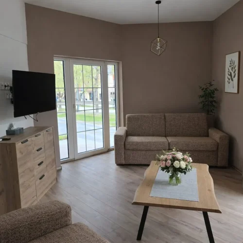 Bojnicky-Vinny-Dom-Hotel-Bojnice-Jednospálňový-apartmán-s-balkónom-a-výhľadom-na-mesto-3